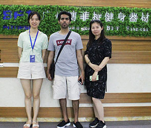 卡塔尔客户来中国进口粉色视频APP高清免费下载大全健身器材