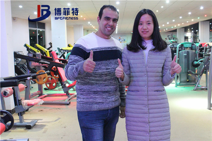 埃及客户来中国广州粉色视频APP高清免费下载大全健身器材有限公司进口健身器材