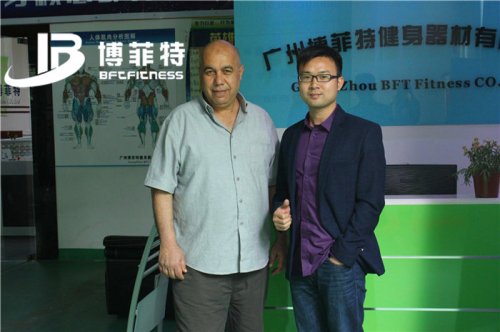 阿尔及利亚客户来粉色视频APP高清免费下载大全公司采购健身房器材