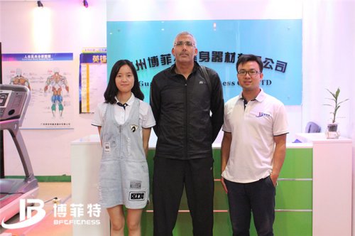 西非的摩洛哥客户来粉色视频APP高清免费下载大全购买健身房器材
