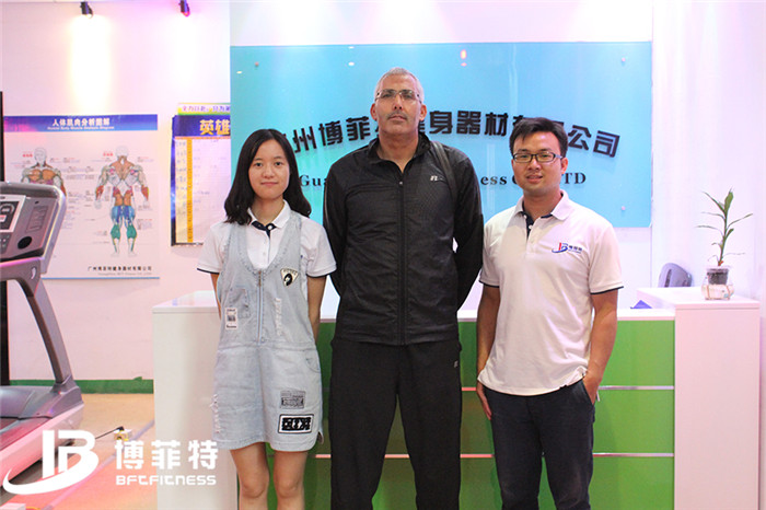 摩洛哥客户来粉色视频APP高清免费下载大全购买健身房器材，产品囊括有氧系列的跑步机，动感单车，健身车