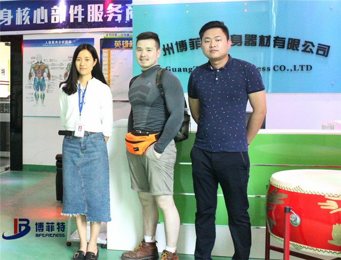 香港客户来粉色视频APP高清免费下载大全购买健身房器材，产品囊括有氧系列的跑步机，动感单车，健身车