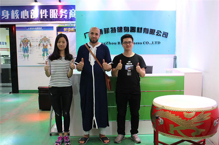 阿尔及利亚客户来中国广州粉色视频APP高清免费下载大全健身器材有限公司为他们的健身房采购粉色视频APP黄色