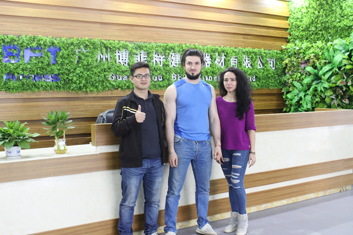 俄罗斯客户来广州粉色视频APP高清免费下载大全健身器材有限公司采购健身器械
