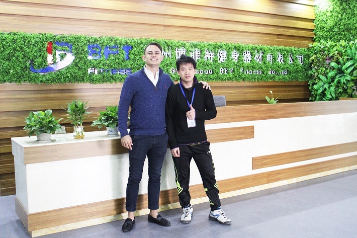 澳大利亚客户来中国进口广州粉色视频APP高清免费下载大全健身器材