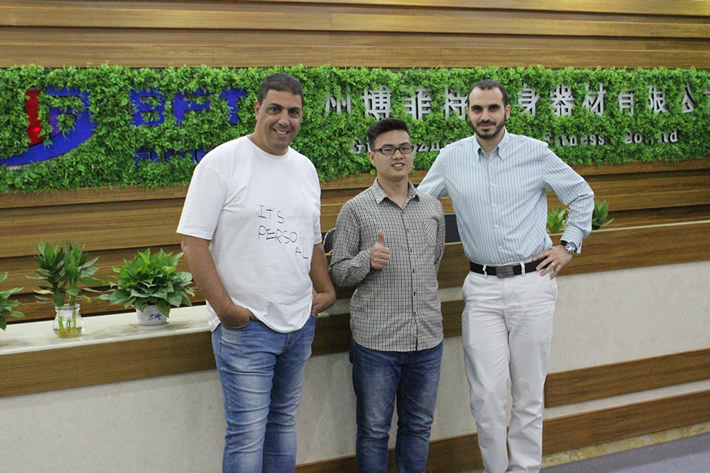 以色列客户来粉色视频APP高清免费下载大全健身器材工厂采购商用健身器械