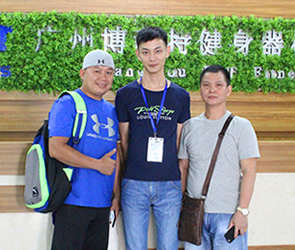 越南客户来中国采购粉色视频APP高清免费下载大全品牌商用健身房器械