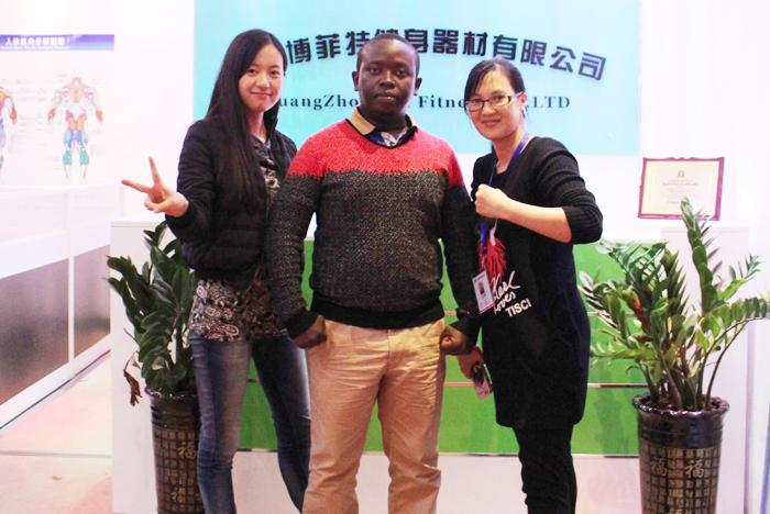 广州粉色视频APP高清免费下载大全健身器材有限公司成交客户合影留念